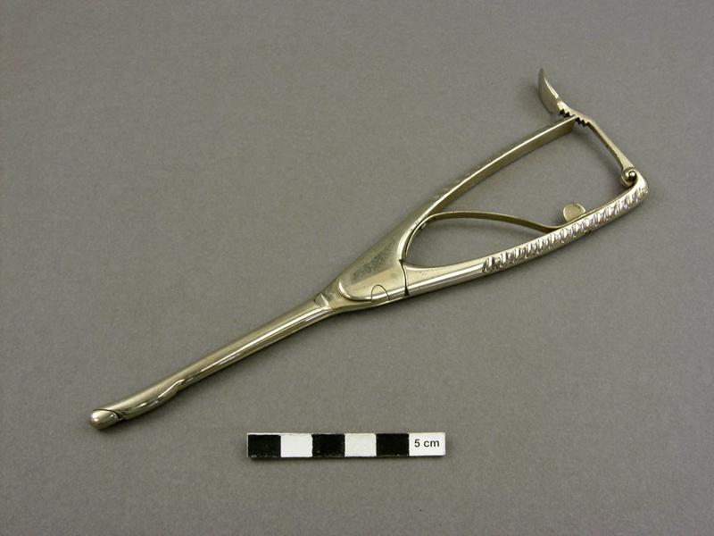Holder needle holder with scissor action and tooth adjustment