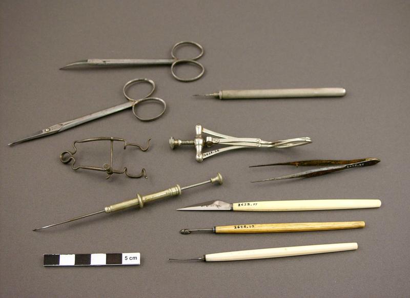 Ophthalmological surgical instrument kit, in fitted case Faculty of Medicine, Dentistry and