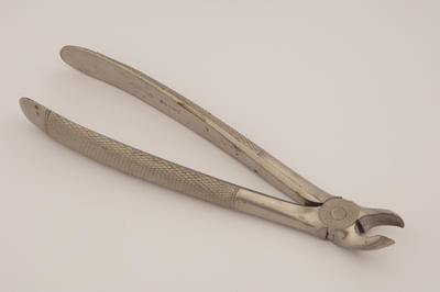 Lower wisdoms extracting forceps; 1910; HFA139