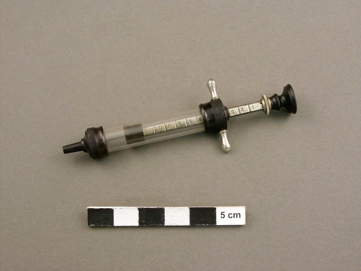 Hypodermic syringe of capacity 10 minim, in case Faculty of Medicine