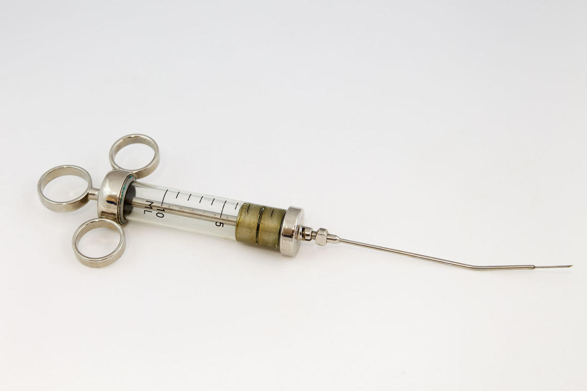 Haemorrhoid injection set in stainless steel case Faculty of Medicine